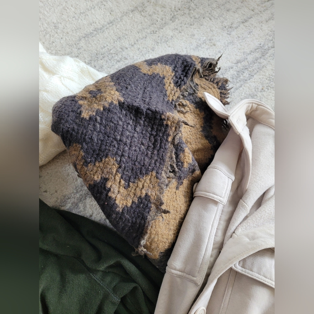Fall/winter clothing bundle - Picture 7 of 9